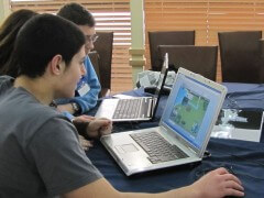 בני נוער משחקים משחקי מחשב והורגים חייזרים בכנס באוניברסיטת חיפה, 7/2/2012. צילום: אוניברסיטת חיפה