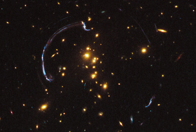 גלקסיה המרוחקת 10 מיליארד שנות אור כפי שצולמה בסיוע עדשה כבידתית ע"י טלסקופ החלל האבל