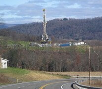 מגדל קידוח להפקת גז מפצלי שמן בפנסילבניה. מתוך ויקיפדיה