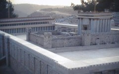 דגם בית המקדש השני כפי שצולם במלון הולילנד לפני העברתו למוזיאון ישראל. מתוך ויקיפדיה