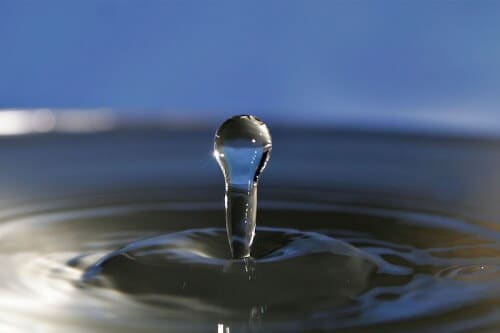 a drop of water. CC photo. User: Fir0002 on Wikipedia