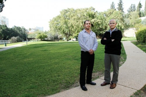 מימין: פרופ' דניאל וגנר וד"ר בני בר-און. ארגון עצמי. צילום: מכון ויצמן