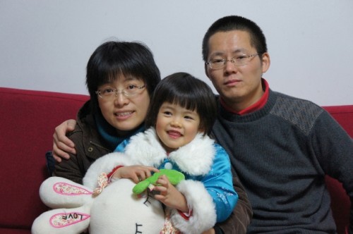 Minjun Li وChun Xue مع ابنتهما يو يانغ. عشيرة. الصورة: معهد وايزمان