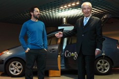 הנשיא שמעון פרס עם מייסד גוגל סרגיי ברין לצד הרכב ללא נהג של גוגל. קרדיט: כריסטוף וו/גוגל