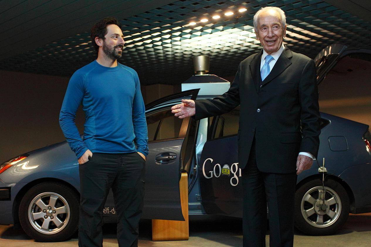 الرئيس شمعون بيريز مع مؤسس جوجل سيرغي برين بجانب سيارة جوجل ذاتية القيادة. الائتمان: كريستوف وو / جوجل