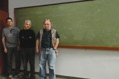 מימין: פרופ' אלכסנדר זמולודצ'יקוב, פרופ' אדם שווימר וד"ר זוהר קומרגודסקי. שדות קוונטיים. צילום: מכון ויצמן