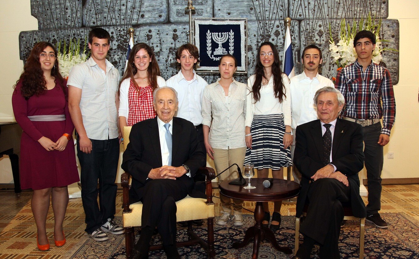 President Shimon Peres hosted at his residence the winners of the Jerusalem Science Museum's "Young Scientists and Developers" competition, Avishai Katko and Maya Brown, Tova Tatyana Hanimov, Amit Kahana Hadas Inbar, Amit Shafaran, Or Shagyi and Alfaruk Abu Alhassan, and wished them to "maintain the creativity that demonstrated the Your ability to challenge the existing and rebel against the known." Photo: Sasson Tiram