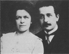 אלברט איינשטיין ואשתו הראשונה מילבה מאריץ'. צילום משנת 1912. מתוך ויקיפדיה