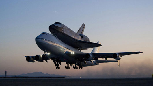 מעבורת החלל דיסקברי מוטסת בשנת 2009 מקליפורניה שם נחתה בחזרה למרכז החלל קנדי בפלורידה. טיסה דומה תביא אותה בקרוב למוזיאון התעופה והחלל בוושינגטון