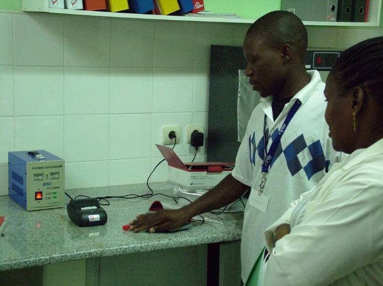 מדפסת ה-SMS של טליט מסייעת לטפל בתינוקות חולי איידס באפריקה