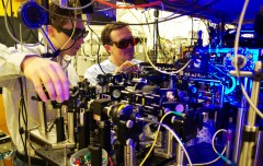 חוקרים בג'ורג'יהטק מכינים רובידיום למצב רידברג - לשחרור פוטונים למיחשוב קוונטי. צילום: אוניברסיטת ג'ורג'יהטק