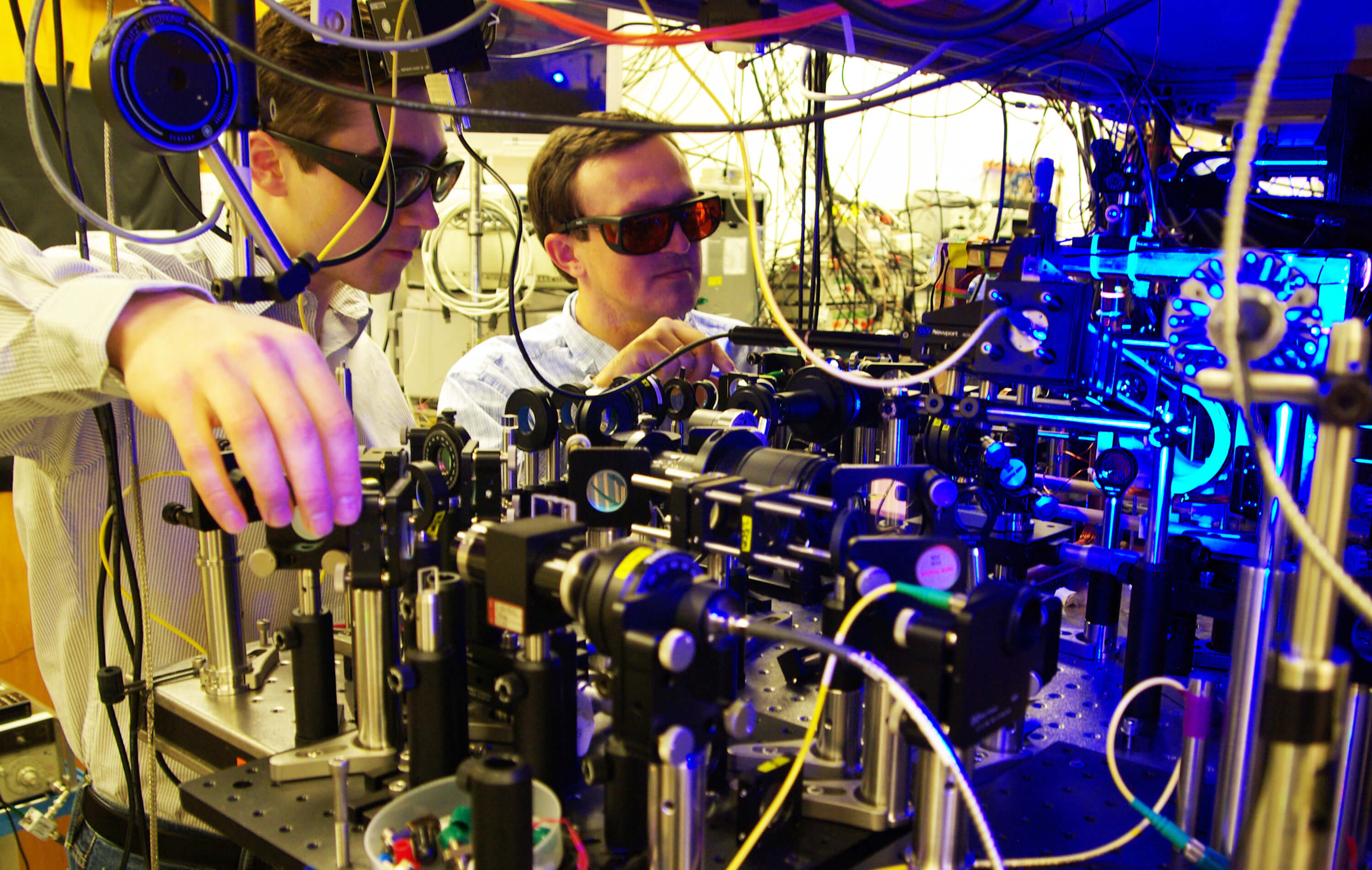 يقوم الباحثون في معهد جورجيا للتكنولوجيا بإعداد الروبيديوم لولاية ريدبيرج - لإطلاق الفوتونات للحوسبة الكمومية. الصورة: جامعة جورجيا للتكنولوجيا