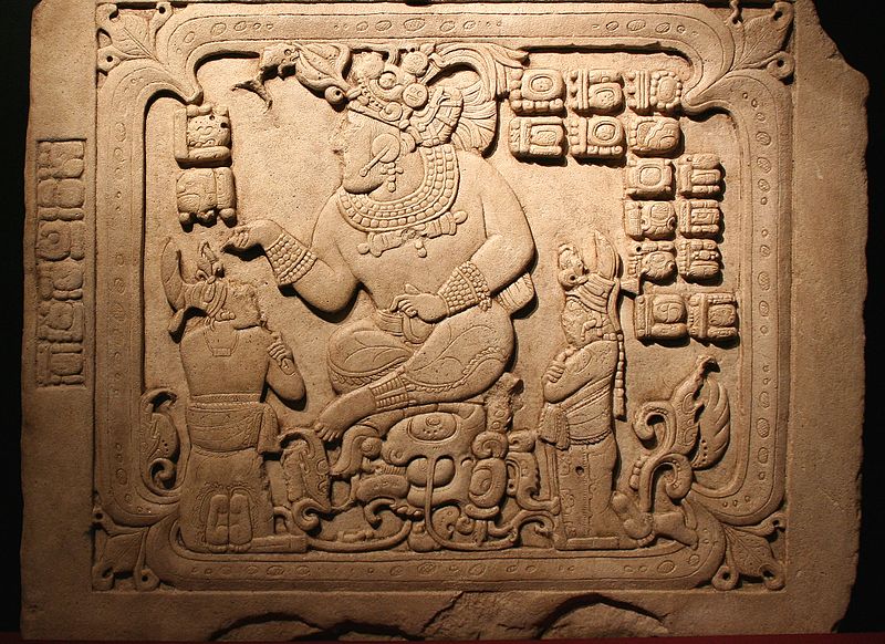 לוח אבן מקנקואן המציג את מלך המאיה טאג'אי צ'אן אהק. צילום: Lindert, מתוך ויקיפדיה