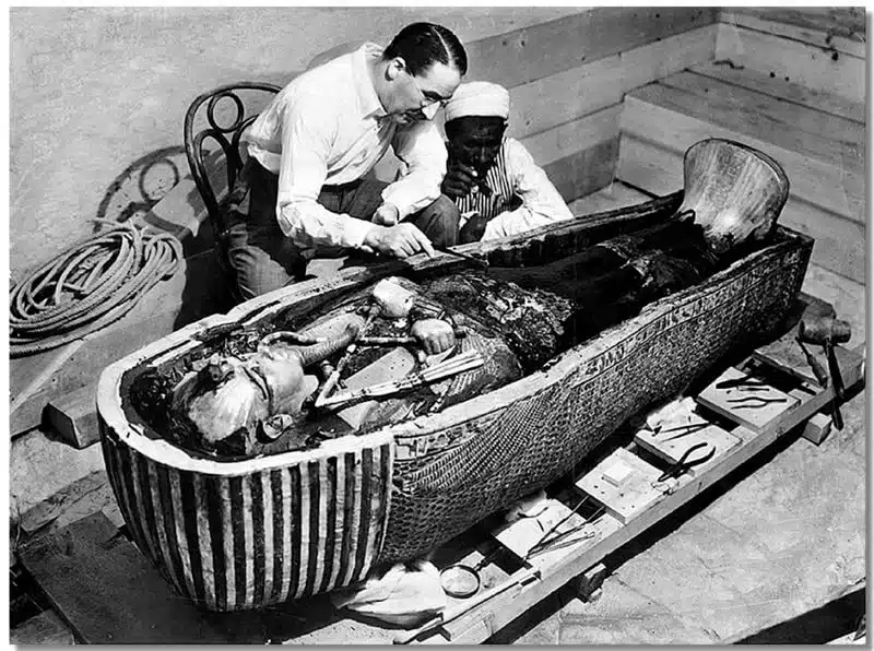 רגע פתיחת ארון הקבורה של תות ענח' אמון. הווארד קרטר משמאל לידו מביא המים המצרי אשר גילה את המדרגות שהובילו למציאת הקבר. מתוך ויקיפדיה