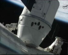 לכידת חללית הדראגון בידי אנשי צוות תחנת החלל הבינלאומית. צילום: מתוך הטלוויזיה של נאס"א