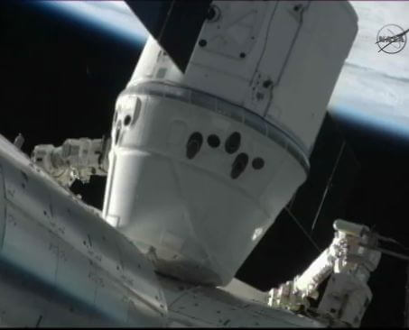 الاستيلاء على المركبة الفضائية Dragon من قبل طاقم محطة الفضاء الدولية. الصورة: من تلفزيون ناسا