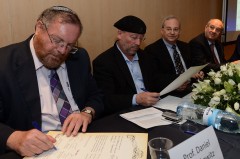 מעמד חתימת הסכם שיתוף הפעולה, משמאל לימין: שר המדע והטכנולוגיה פרופ' דניאל הרשקוביץ; מולי אדן, נשיא אינטל ישראל; ג'סטין רטנר, מנהל המחקר העולמי של אינטל; נשיא הטכניון פרופ' פרץ לביא. צילום: ישראל הדרי