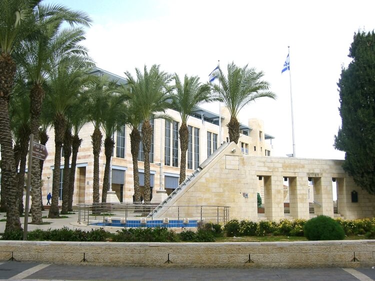 כיכר ספרא ובניין עיריית ירושלים. מתוך ויקיפדיה