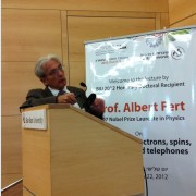 פרופ' אלברט פרט, חתן פרס נובל לפיסיקה לשנת 2007, בהרצאה בבר-אילן עם קבלת תואר ד"ר לשם כבוד, מאי 2012. צילום: אבי בליזובסקי