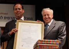 פרופ' יצחק אפלויג ואמיר אלשטיין בטקס הענקת אות הכבוד לפרופ' אפלויג במכללה האקדמית, ירושלים.