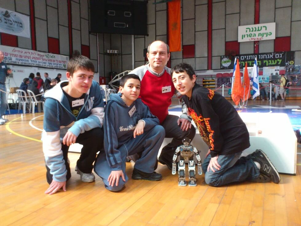 Dan Kuperman, the robot "Ed" and the students (from right to left) Yarin Frankel, Omer Shoshan and Omer Zamir. Photo: Technion spokespeople