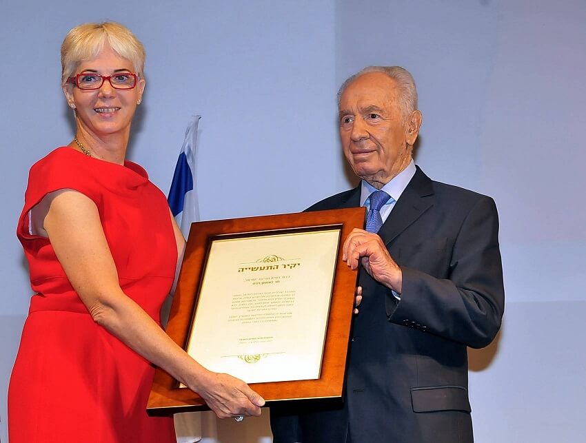 רותי אלון, יו"ר משותף של כנס ביומד 2012 מעניקה לנשיא המדינה שמעון פרס אות הוקרה מתעשיית הביומד