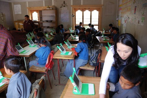 פרויקט מחשב נייד לכל תלמיד בבית ספר בטימפו שבבהוטן. מתוך ויקיפדיה