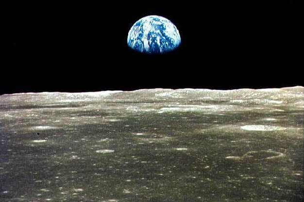 זריחת כדור הארץ על הירח, כפי שנראתה מהחללית אפולו 11
