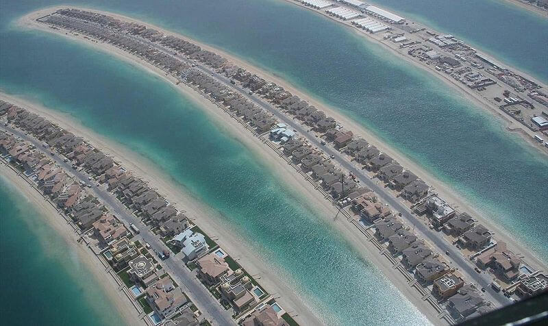 בתים על איים מלאכותיים בפרויקט התמרים בדובאי. נתוך ויקיפדיה