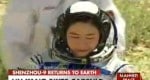 האסטרונאוטית הסינית ליו יאנג עם נחיתת החללית שזנ'ו 9. צילום מסך מתוך הטלוויזיה הסינית CCTV