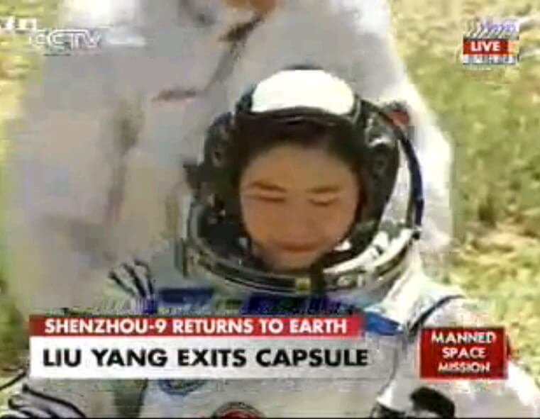 האסטרונאוטית הסינית ליו יאנג עם נחיתת החללית שזנ'ו 9. צילום מסך מתוך הטלוויזיה הסינית CCTV