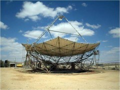 צלחת פרבולית לניצול אנרגיית השמש במרכז מחקר בשדה בוקר. צורתה הפרבולית של הצלחת מביאה להחזרת כל קרני השמש למוקד הפרבולה, ובכך יוצרת בו חום גבוה. המקור: ויקיפדיה.