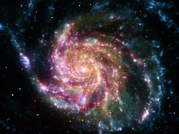 مجرة الريشة (M101). التصوير بالأشعة السينية بواسطة NASA/CXC/SAO، التصوير بالأشعة تحت الحمراء - NASA/JPL-Caltech والضوء المرئي NASA/STScI