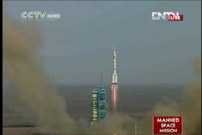 The launch of the Shenzhou 9 spacecraft, on 16/6/2012. Screenshot from the Chinese TV broadcast