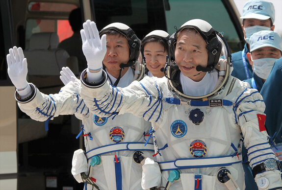 צוות החללית שנז'ו 9. צילום: סוכנות הידיעות הסינית שינחואה