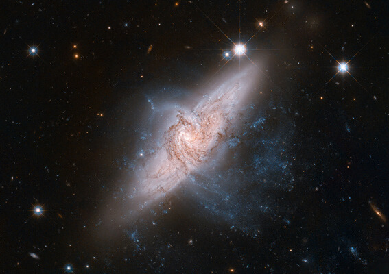 גלקסיות המתחזות למתנגשות. צילום: מרכז מורשת טלסקופ החלל האבל