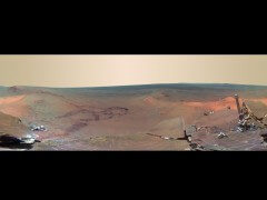 התמונה המראה מעגל שלם מורכבת מ-817 תמונות שצולמו בידי המצלמה הפנורמית שעל רכב השטח אופורטיוניטי במאדים. צילום: NASA/JPL-Caltech/Cornell/Arizona State Univ