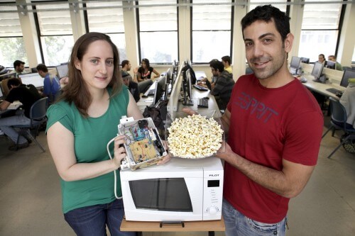 A computer that supervises the preparation of popokran. Final project in the Department of Computer Engineering at the Hebrew University, 2012