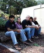 מימין: ד"ר אייל שמעוני, ד"ר דנה חרובי, פרופ' זיו רייך, ד"ר רינת נבו ואוני צברי. לחץ גבוה. צילום: מכון ויצמן