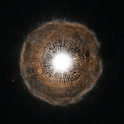 يو كام - نجم متفجر في مجموعة الزرافة (ليس بعيدًا عن نجم الشمال من وجهة نظرنا على الأرض). الصورة: تلسكوب هابل الفضائي