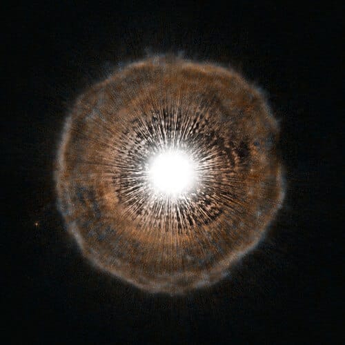 U Cam - an exploding star in the Giraffe group (not far from the North Star from our perspective on Earth). Photo: Hubble Space Telescope