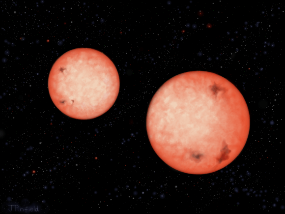 הדמית אמן המראה את קרבתם של שני כוכבים, שני הננסים האדומים הפעילים מסוג M4 מקיפים זה את זה בשעתיים וחצי והם ממשיכים להסחרר האחד לקראת השני. בסופו של דבר הם יתאחדו לכוכב אחד. איור: J. Pinfield
