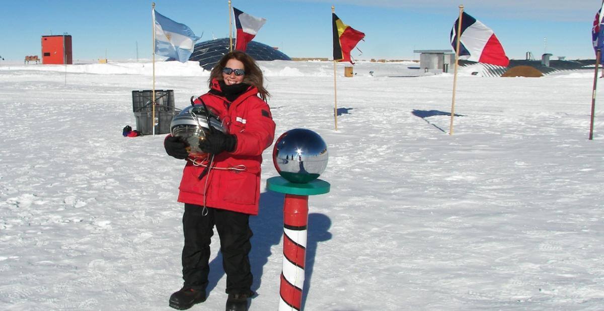 Dr. Hagar Landsman (Fles) at the South Pole point. Photo: Weizmann Institute