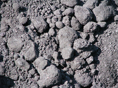 Petroleum coke: fuel in the cement industry. Photo: Normanm, wikimedia/commons