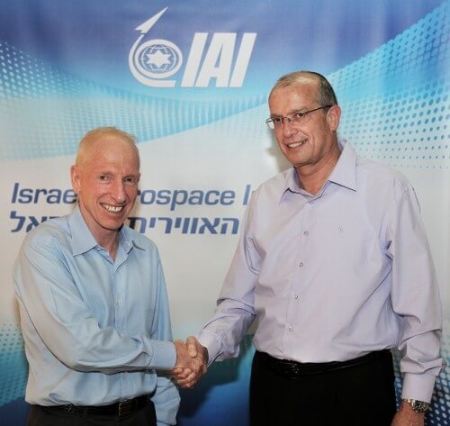 Dov Beharev, the Chairman of the Board of Directors of the IA (left) shakes the hand of Yossi Weiss, the incoming CEO of the IA. Photo: the aviation industry