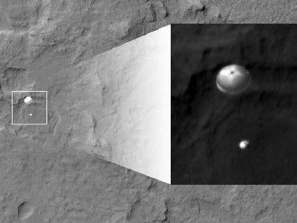 החללית MSL ובתוכה הרכב קיוריוסיטי בעת תהליך הצניחה לקרקע המאדים, 6 באוגוסט 2012. צילום: מצלמת היירייז על סיפון החללית MRO