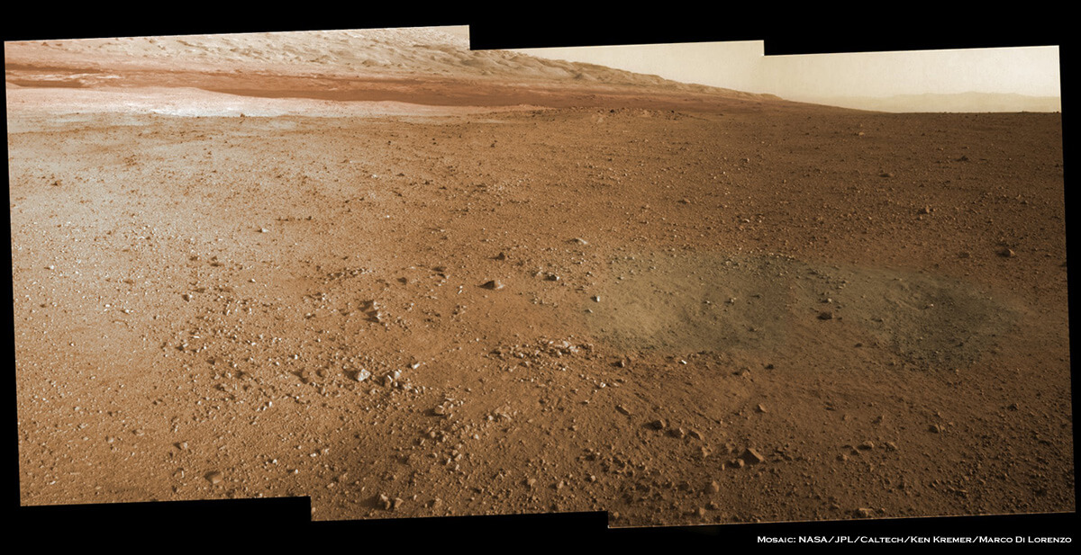 הר שארפ במאדים כפי שצולם ע"י קיוריוסיטי ביום השני לאחר נחיתתה. עיבוד - קן קריימר, יוניברס טודיי