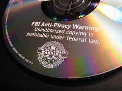 תקליטור אזהרה מפני פירטיות של ה-FBI. מתוך ויקיפדיה