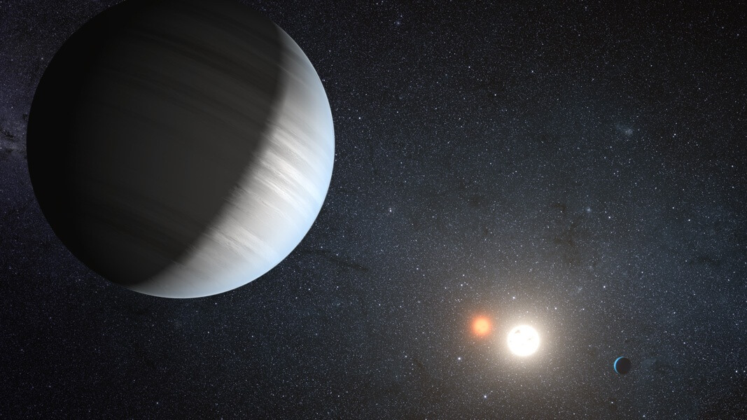 המחשה של המערכת. במרכז האיור  אחד מכוכבי הלכת ובמרחק רואים את השמש הכפולה ואת כוכב הלכת השני.  