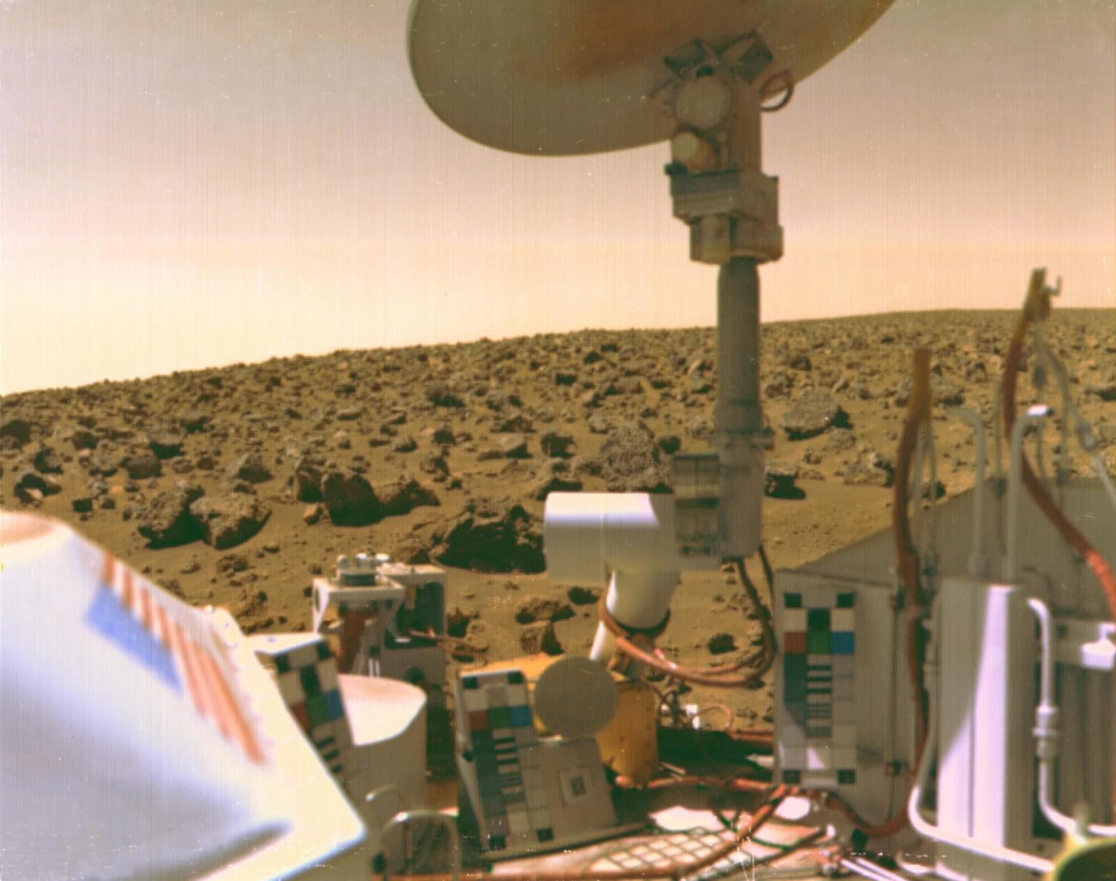 Selfie of Viking-2 on Mars